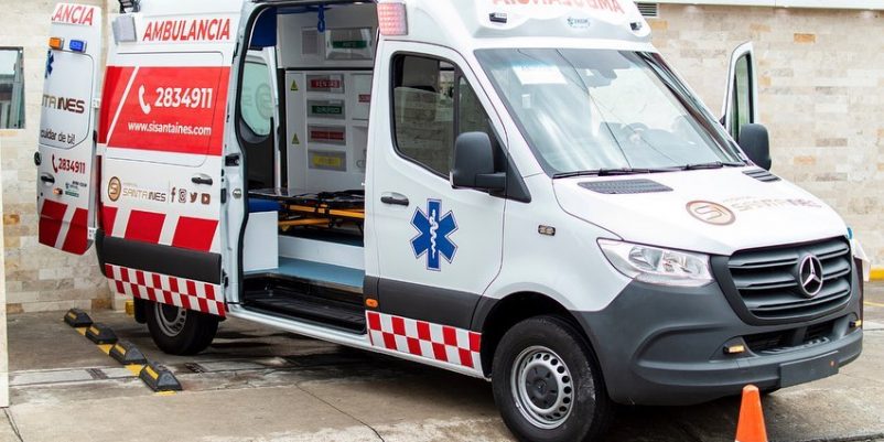 Bendición de la nueva ambulancia del Hospital Santa Inés Cuenca